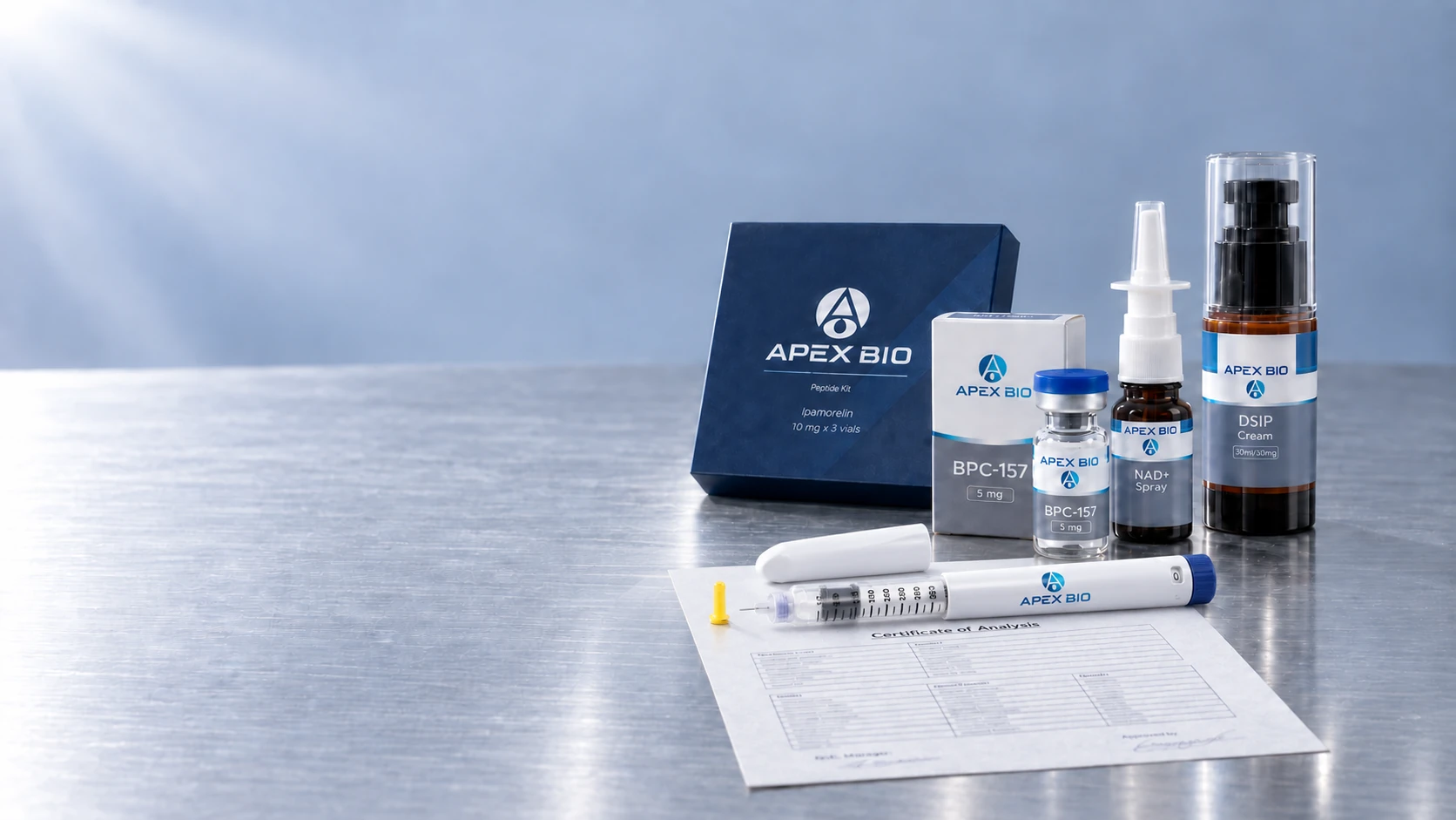 Набор Peptide Kit, флакон и коробка BPC-157, спрей NAD+, крем DSIP и белая шприц-ручка Apex Bio на паспорте качества партии, светлый стальной стол